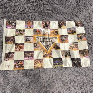 Flagga från Monster Jam - 55cm x 35cm Det är någon signatur men jag vet inte vems 