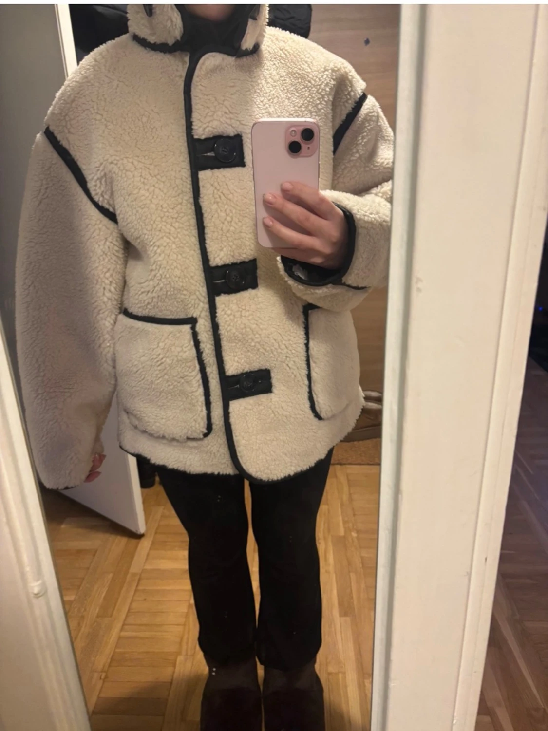 Beige teddyjacka med svarta detaljer