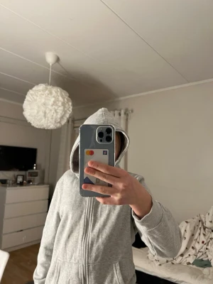 Grå sipp hoodie - En fin aldrig använd hoodie fån lager 