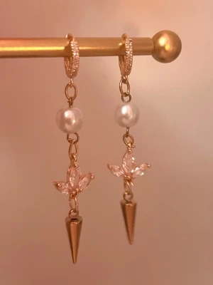 Örhängen  - Jättefina handgjorda smycken! 60kr för en eller 99 för ett par😚