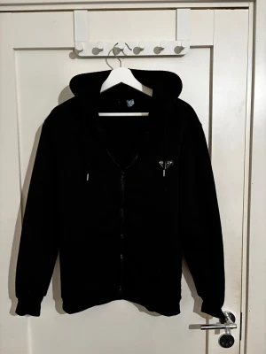 Prada zip hoodie - En Prada zip hoodie med en rik och clean stil. Ända defekten är lappen i nacken som sitter löst på ena sidan men syns inte vid användning!