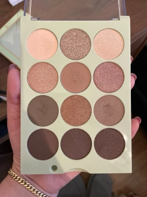 Pixi ögonskuggspalett nude - Säljer en ögonskuggspalett från Pixi  med 12 nyanser i nude och bruna toner. Paletten innehåller både matta och skimriga skuggor 