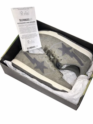 BAPESTA SK8 SNEAKERS - Helt nya Bapesta skor i storlek 41! Köptes på selffridges i London häromdagen men var tyvärr för små därav är de endast testade. Ingår kvitto, dustbag och box samt extra Bape Laces vid köp!