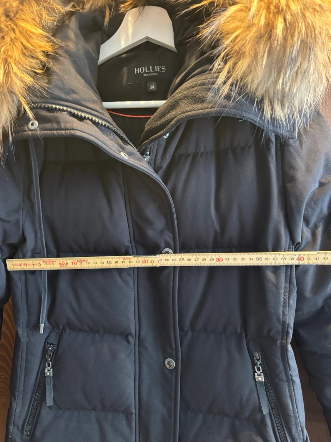 Svart dunjacka med pälskrage från Hollies - 2