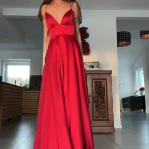 Balklänning  - Superfin röd balklänning från Dressroom Linné som jag använt 1 gång i maj 2024, den har inte några defekter alls🤩                                                             I storlek 0 (30) och passar mig som brukar ha XS i det mesta och snörningen i ryggen gör att den går att justera i midjan, Den är uppsydd hos en skräddare (bild 4) och jag är runt 170 och hade 8cm klackar på mig. Nypris: 5000🫶🏼