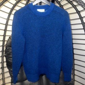 Stickad tröja - Tja! Säljer nu denna sjukt snygga stickade tröja, använd 3 gånger ungefär så helt ny i skicket kan man säga. Hör av er vid intresse! 👍