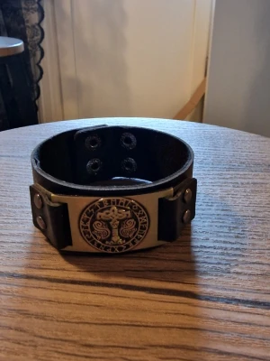 Armband vintage nordisk viking. - Armband vintage nordisk viking. Konstläder. 23 cm långt. Bredd 3 cm.