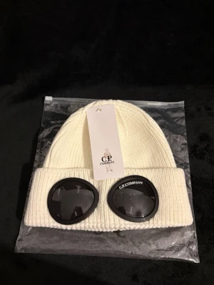 CP Company  Mössa vit - Sprillans ny