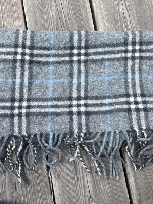 Burberry halsduk - Jävligt det burberry halsduk i en riktigt go och unik colourway som sticker ut som in i hivites, lite grått lite blått, vitt och svart, mycket varm och schön och den är i extremt fint skick, givetvis äkta, hör av dig vid frågor 