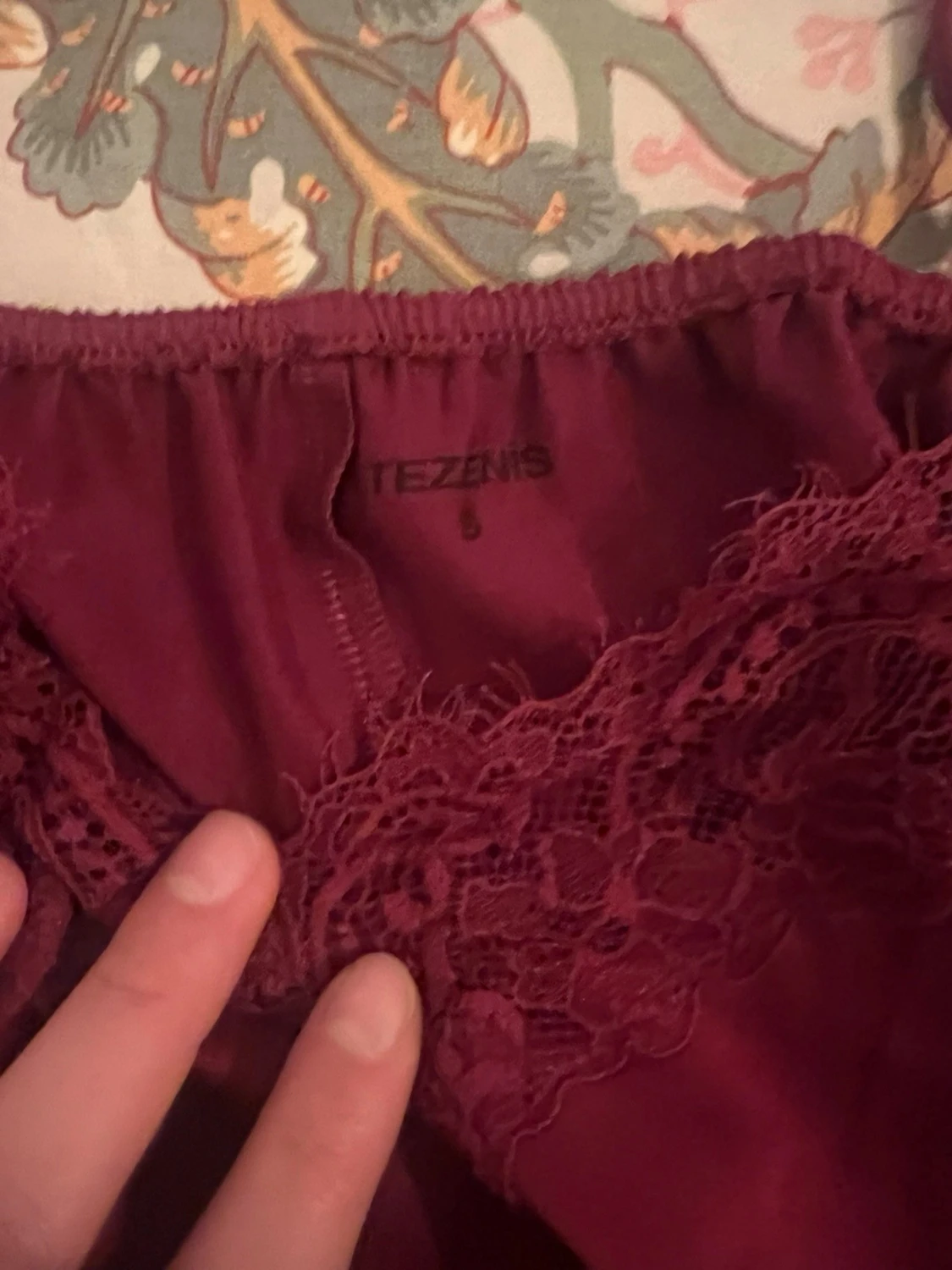 Vinröd linnetopp med spets från Tezenis - 2