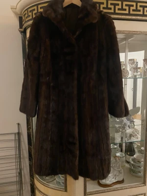 Mörkbrun pälsjacka från SAGA - Säljer pälsjacka från Saga Mink i mörkbrun ton. Pälsen är mjuk och varm, perfekt för kalla dagar. Snygg och tidlös design. För fler frågor eller bilder, vänligen kontakta mig :) en storlek passar alla!