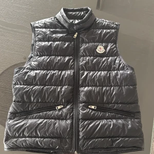 Mörkblå Moncler väst - Nu säljer jag min montörer väst. Köpt för 1 år sedan på NKs egna moncler avdelning. Jag köpte den för 8900. Tveka inte för frågor