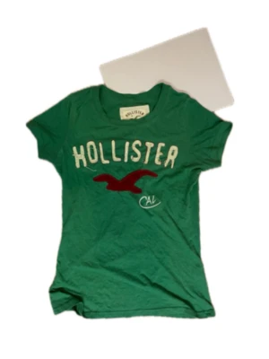 Vintage hollister tee  - En jätte söt orginal vintage hollister topp! Jätte söt och den gröna färgen ger en jätte fin vajb även fast den poppar!