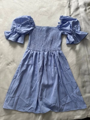 Blå klänning🥰 - Helt ny blå klänning, behöver strykas🥰 jättegullig och kan användas som off-shoulder eller över axlarna😍