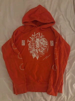WOW Hoodie - Merch hoodie från WOW - Way out West, musik festivalen. På framsidan ser man loggan och på baksidan alla artister som spelade. Ett charmigt mjukis plagg perfekt för den färgstarka eller musik älskaren.