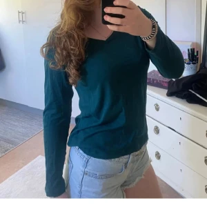 Mörkgrön långärmad tröja - Säljer denna jätte fina gröna tröja då jag inte får användning för den, den är aldrig använd! Hör gärna av dig om du undrar något 🫶🏼🫶🏼 
