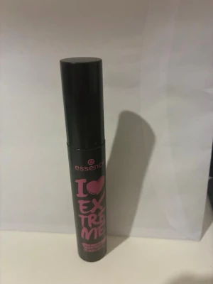 Essence I Love Extreme Volume Mascara - Använt en 1 gång. Essence I Love Extreme Volume Mascara i svart tub med rosa text. Ger volym till fransarna och har en klassisk borste. Perfekt för dig som vill ha riktigt fylliga fransar. Tuben är i plast och har en trendig, ungdomlig design.