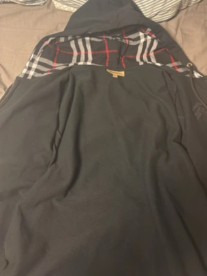 Burberry zip hoodie svart - Säljer min Burberry zip hoodie svart då den är för stor för mig 