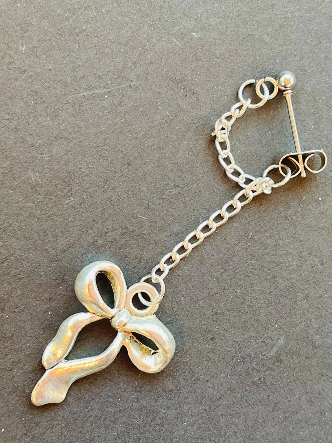 By prisförslag- 1 st Silvrig rosettörhänge med kedja