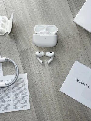 Apple AirPods Pro 2:a generation - giltig applecare, komplett - Säljer ett par AirPods Pro, 2nd Gen, i mycket gott skick.   AppleCare giltig till 2026 - överförs direkt till köparen. Inkluderar USB-C kabel, samt extra öronpluggar.  Serienumret är detsamma på boxen, fodralet, AirPodsen och iPhone-inställningarna.  Kommer från rök- och djurfritt hem. Skickar inom några timmar efter betalning. Fråga gärna om ni undrar något, priset kan diskuteras!
