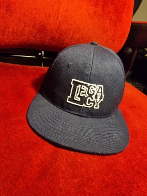 Keps - En keps i jättefint skick från legacy i navyblå. Går att ändra på storleken från baksidan. Vid en snabb affär går det att diskutera priset och frakta vid det första tillfället