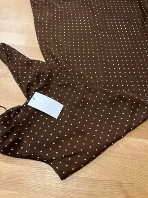 Zara - Lång prickig klänning🤎