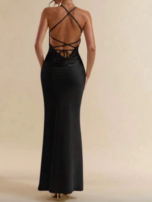 Finklänning - Superfin svart satinklänning med öppen rygg. Storlek xs. Nyskick🩷