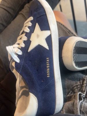 Golden Goose - Säljer nu mina sköna golden goose som ja växt ut. Ja har haft skorna sen början på sommarn men dom har väldigt mycket kvar att ge. Jag har självklart box och kvitto till dom. Jag kan gå ner i pris vid snabb affär självklart. HÖR AV ER FÖR HUR SKORNA SER UT JUST NU! (Bilden var från när ja köpte dom)