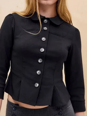 Urban Outfitters svart jacka/blus – figursydd, XS (ny) - Stilren svart topp/jacka från Urban Outfitters i storlek XS. Figursydd modell med dekorativa knappar framtill och lätt utsvängd nederdel som ger fin silhuett. Kan bäras både som topp eller lätt jacka.  ✨ Ny, aldrig använd ✨ Klassisk svart – lätt att matcha ✨ Perfekt till både vardag & fest  Skickas snabbt 📦 