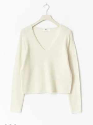 Vit v-ringad stickad tröja från gina  - Jätte fin stickad tröja med v-ring den är i bra skick andvönder den bara inte så ofta längre den är gjord av alpacka blend 