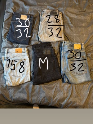 Jeans i olika tvättar - Säljer ett gäng jeans i olika tvättar, säljer jeansen pågrund av att de inte längre använd. 4 par jeans från lager 157 och ett par från LAB industries.                                   Köp alla 5 par jeans för endast 100kr då jag vill bli av med dem. Kolla på tidigare annons för lite närmare bilder på några av jeansen.                                                                    Hör av dig vid minsta fundering.                         Mvh