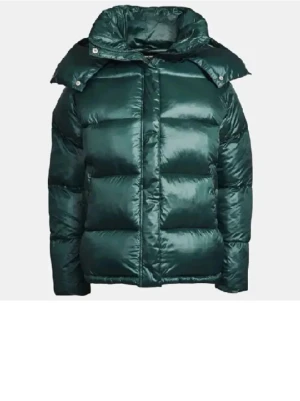 Grön pufferjacka med huva - Säljer en mörkgrön pufferjacka med stor, mysig huva och breda, quiltade sektioner. Jackan har dragkedja framtill och är tillverkad i glansig syntet. Perfekt för kalla dagar. Storlek XS men passar även S som jag har och troligen M. Färgen är som första bilden, lite konstigt ljus på andra bilderna💕