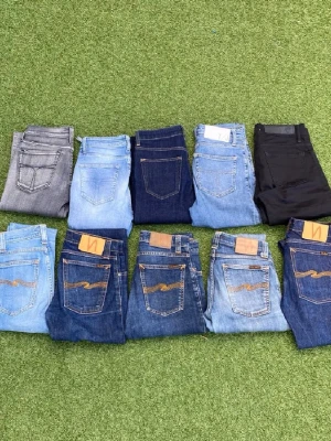 Bulk jeans nudie - Nu säljer vi ut vårat sortiment då vi har ett inkommande sortiment av flertal replay, dondup och nudie jeans. Därför kan man köpa alla våra jeans som vi har uppe för 500kr som är perfekt om man själv vill börja resella