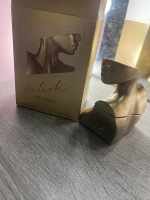 Eilish Eau de Parfum 50ml - Eilish Eau de Parfum från Billie Eilish, 50 ml. Flaskan har en unik design inspirerad av ansikte och hals. Perfekt för dig som vill ha en parfym med cool attityd och snygg förpackning. Jag har använt den och det är liksom halva flaskan kvar darför säljer jag den för halva priset men helt bra skick annars!