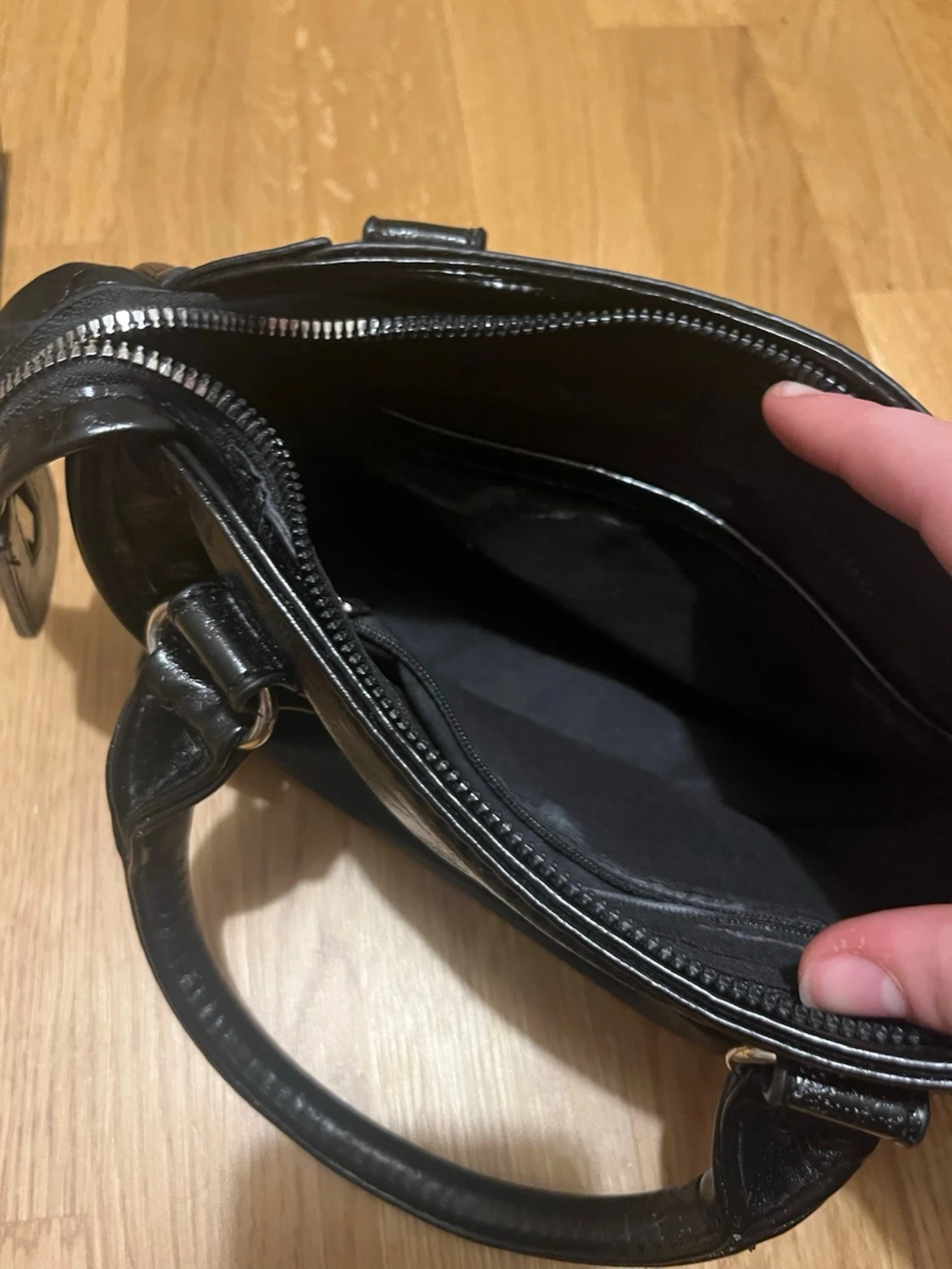 Svart handväska med nitar och dragkedja - 2