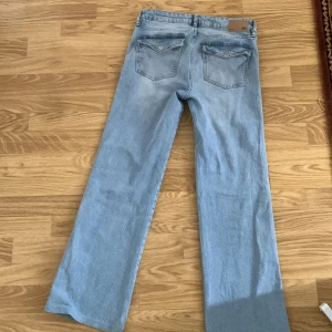 Ljusblå jeans med raka ben från 157 - Snygga ljusblå jeans från 157 i storlek M med full längd. Modellen har raka ben och klassisk femficksdesign med silverfärgad knapp och nitar. Jeansen är tillverkade i mjukt denimtyg och har en enkel, clean look som passar till sneakers eller boots.