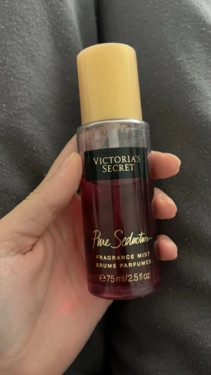 Victoria's Secret Pure Seduction Mist - Fräsch och lätt body mist från Victoria's Secret. Perfekt att ha med i väskan för en snabb uppfräschning. Volym: 75 ml. Använd några gånger 