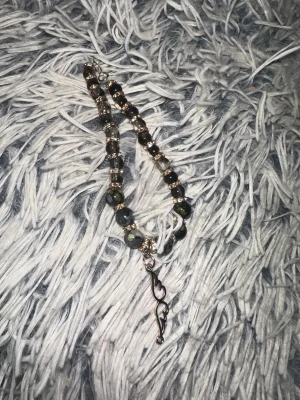 "angel-pendant-black-gold" - Namn "angel-pendant-black-gold" artikel nummer ”65QW” 17 cm