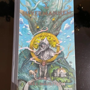 Yggdrasil: Silvermannen - En mystisk höst i Hejdafors förändras allt för Lillo när grodor dyker upp överallt och en märklig granne flyttar in. Tillsammans med hunden Jessie och den nya grannen Tor dras Lillo in i en uråldrig kamp där dörren till en annan värld öppnas. Perfekt för unga som gillar spänning och äventyr!