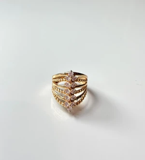 En guldig ring med glas stenar  - Har knappt används mycket fint skick. Ringen är 16mm