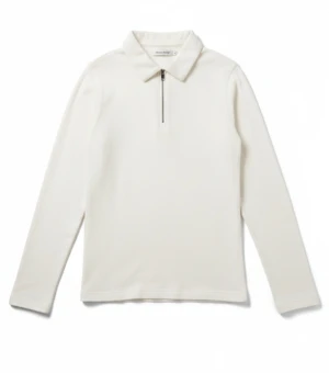 East West - Vit quarter zip - Snygg vit pikétröja från Weekday med krage och half zip framtill. Tröjan har lång ärm och är gjord i mjukt bomullsmaterial som känns skönt mot huden. Perfekt för dig som gillar stilrena och enkla plagg med en modern touch.