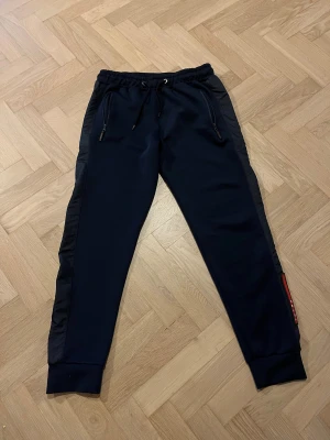 Prada byxor - Prada byxor aldrig använda. Köpt förra året.🌟 Finns en zip tröja med som inte heller är använd. 