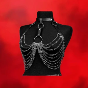 Harness 🗡️ - Riktigt badass chest harness med kedjor och inbyggd choker! ⛓️🖤Endast prövad - som ny! ✨Går att justera både i ryggen och midjan så passar de allra flesta. Köp nu 💌