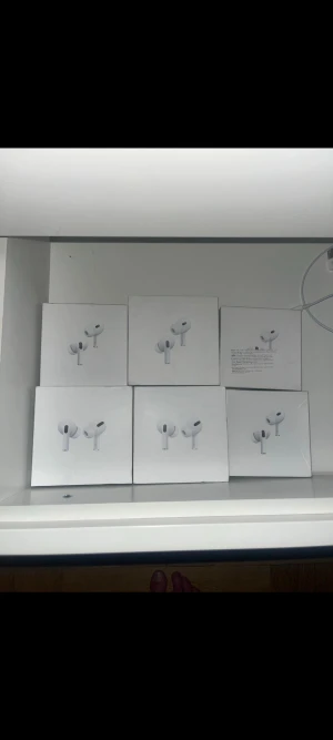 AirPods pro - ✨ Samma kvalitet – till ett ännu bättre pris! ✨ Missa inte vår stora rea – just nu kostar produkten endast 279 kr  🎁 Fri frakt hela vägen fram till jul! 1-3 dagars leveranstid  Självklart erbjuder vi enkla de returer om du inte skulle vara helt nöjd  📩 Skicka ett PM till mig så berättar jag mer och hjälper dig vidare!