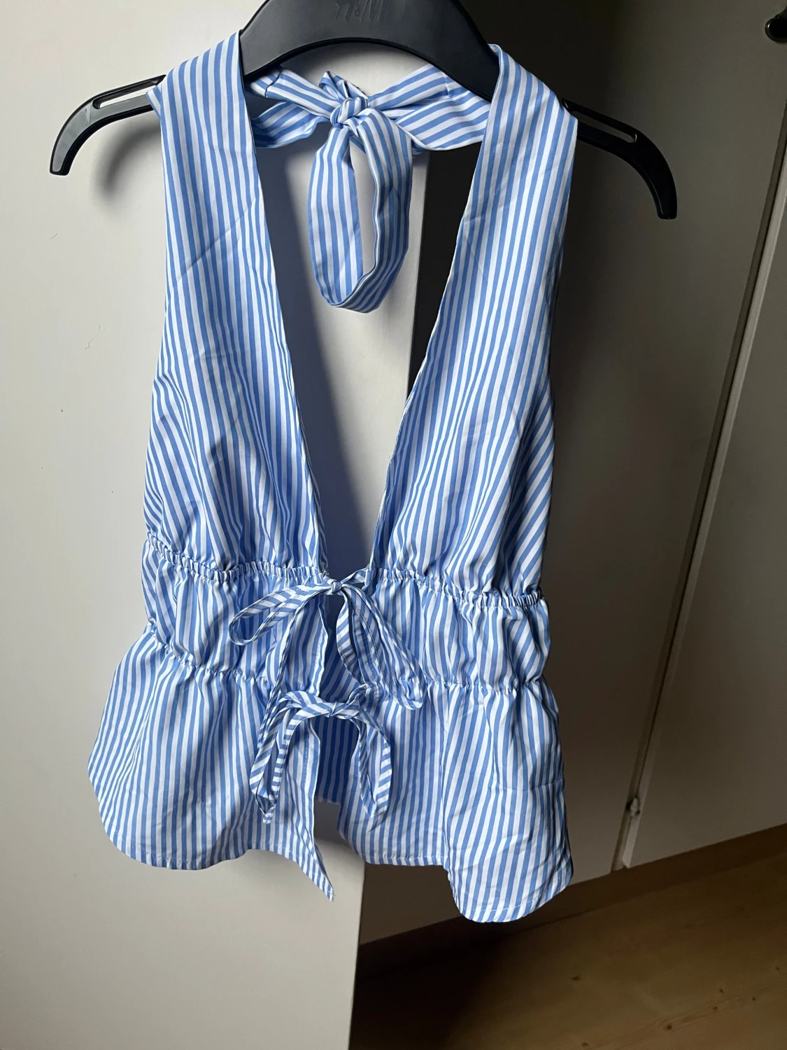 Blåvit randig linnetopp med knyt