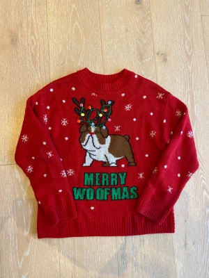 Röd stickad jultröja med hund motiv  - En röd stickad jultröja med hund motiv i storlek XS. Fåtal tecken på användning. Märke divided hm.                                                               Mottagare står för frakt. 