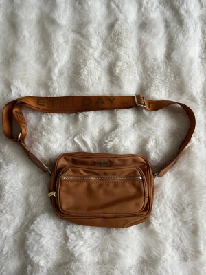 Orange/brun handväska  - Snygg handväska från DayEt. Har 3 fack.  Använd fåtal gånger, finns knappast tecken på användning. 🌸