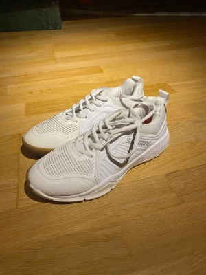 Vita Salming Eagle 2 innebandyskor  - Knappt använda vita Salming Eagle 2:or. Skorna har rund tå, platt sula och snörning. Perfekta för dig som spelar någon typ av inomhusidrott.