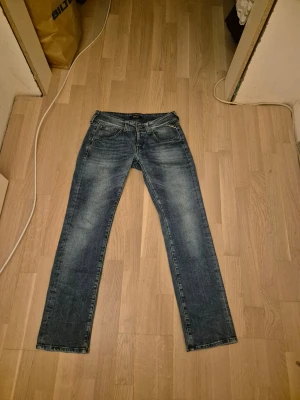 Mörblå Replay jeans 27/30 - Mörkblå replay jeans med slim fit. Inga defekter och fint skick. 8.5/10👍