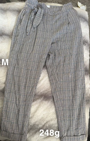 Rutig byxa med knytband, storlek M - Snygga rutiga byxor med knytband i midjan och avslappnad passform. Byxorna har hög midja Perfekta för en chill och trendig look.🌸 Fint använt skick. Storlek m